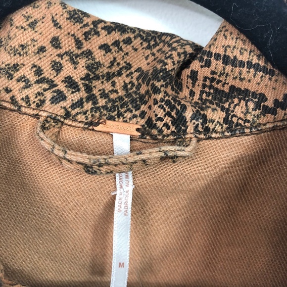 🎉HP🎉 Free People NWT Snake print Trucker denim Jacket. Sz. M - Picture 7 of 9